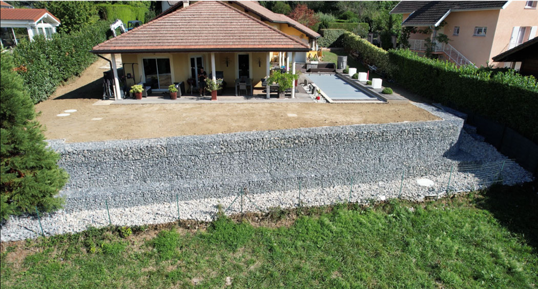 Mur en gabions à Saint-Cergues, Aménagement extérieur à Bons-en-Chablais